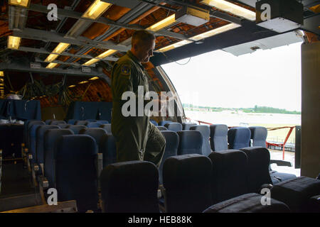 Tech. Le Sgt. James Whittaker, 70e Escadron de ravitaillement en vol perchman, attend que K-chargeur appui de RAF Fairford personnel pour décharger les sièges des passagers le 12 juillet 2016. Un équipage de 70 membres de l'Escadron de ravitaillement en vol a quitté Travis Air Force Base, en Californie le 11 juillet 2016 en route pour Royal Air Force Base à Fairford Gloucestershire, en Angleterre. Le but du voyage est de faire le plein de F-35A Lightning II que les chasseurs sont de retour aux États-Unis après avoir participé au spectacle aérien le plus important au monde. (U.S. s par le s.. Robert Brown) Banque D'Images