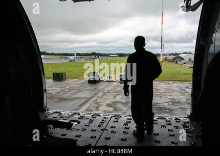 Tech. Le Sgt. James Whittaker, 70e Escadron de ravitaillement en vol perchman, attend que K-chargeur appui de RAF Fairford personnel pour décharger les sièges des passagers le 12 juillet 2016. Un équipage de 70 membres de l'Escadron de ravitaillement en vol a quitté Travis Air Force Base, en Californie, le 11 juillet 2016 en route pour Royal Air Force Base à Fairford Gloucestershire, en Angleterre. Le but du voyage est de faire le plein de F-35A Lightning II que les chasseurs sont de retour aux États-Unis après avoir participé au spectacle aérien le plus important au monde. (U.S. s par le s.. Robert Brown) Banque D'Images