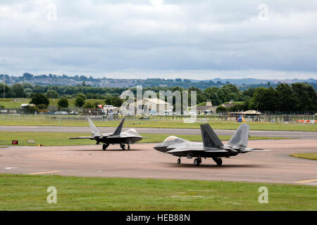 Deux F-22 Raptors décoller de RAF Fairford, Angleterre, le 12 juillet 2016 après la conclusion de l'air show. Un équipage de 70 membres de l'Escadron de ravitaillement en vol a quitté Travis Air Force Base, en Californie, le 11 juillet 2016 en route pour Royal Air Force Base à Fairford Gloucestershire, en Angleterre. Le but du voyage est de faire le plein de F-35A Lightning II que les chasseurs sont de retour aux États-Unis après avoir participé au spectacle aérien le plus important au monde. (U.S. s par le s.. Robert Brown) Banque D'Images