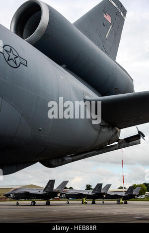 Trois F-35A Lightning II des avions de combat et un KC-10 Extender attendre le départ du RAF Fairford flightline après la conclusion du plus grand air show le 13 juillet 2016. Un équipage de 70 membres de l'Escadron de ravitaillement en vol a quitté Travis Air Force Base, en Californie, le 11 juillet 2016 en route pour Royal Air Force Base à Fairford Gloucestershire, en Angleterre. Le but du voyage est de faire le plein de F-35A Lightning II qui reviennent sur les États-Unis après avoir participé au spectacle aérien le plus important au monde. (U.S. s par le s.. Robert Brown) Banque D'Images