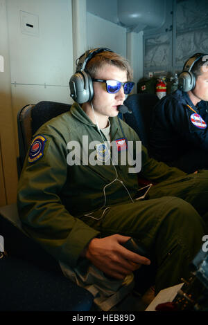 Airman Senior Zach Ruff, 9e Escadron de ravitaillement en vol, l'opérateur de la flèche est en contact avec un F-35A Lightning II jet de combat et termine une transformation en Juillet 13, 2016. Un équipage de 70 membres de l'Escadron de ravitaillement en vol a quitté Travis Air Force Base, en Californie le 11 juillet 2016 en route pour Royal Air Force Base à Fairford Gloucestershire, en Angleterre. Le but du voyage est de faire le plein de F-35 Lightning II que les chasseurs sont de retour aux États-Unis après avoir participé au spectacle aérien le plus important au monde. (U.S. s par le s.. Robert Brown) Banque D'Images