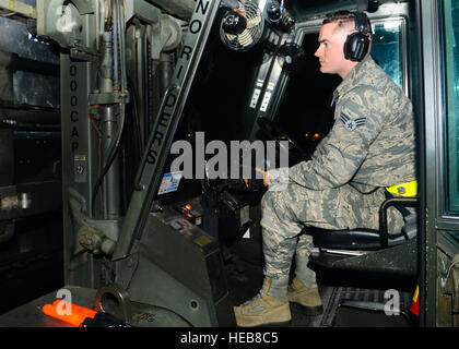 Les cadres supérieurs de l'US Air Force aérienne du Austincooke Ullrich, 724ème escadron de la mobilité de l'air Spécialiste des services d'avions, la décharge des bagages d'un rotator à la base aérienne d'Aviano, en Italie, le 17 mars 2015. L'escadron fournit les mêmes services que des aéroports civils pour s'assurer que les passagers ont une transition en douceur lors du traitement par le terminal. Austin Harvill Senior Airman Banque D'Images