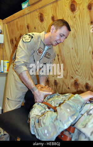 Le Capitaine Daniel Waggoner, 74e Escadron de chasse de l'expéditionnaire, médecin de l'air déployés à partir de Moody Air Force Base, Ga., et une baie de Tampa, en Floride, les autochtones, travaille avec le s.. Yonique Bell, 74e EFS, déployés à partir de Moody Air Force Base, Ga., sur l'air de Bagram, en Afghanistan, 23 septembre 2013. Banque D'Images