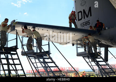 Aviateurs du 755e Escadron de maintenance d'aéronefs travaillent ensemble pour retirer le panneau de droite d'un stabilisateur EC-130H Compass Call à la base aérienne Davis-Monthan Air Force Base, Arizona), 30 août 2016. La 755ème AMXS planifie et exécute toutes les actions d'entretien de l'équipement pour 14 EC-130Hs. Airman Senior Betty R. Chevalier) Banque D'Images