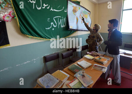 Le s.. Elizabeth Rosato, 755e Escadron expéditionnaire de forces de l'équipe de Reaper 1 membre, interagit avec les responsables de l'école de l'air près de Bagram, en Afghanistan, le 11 mars 2013. Le moissonneur équipe effectue des patrouilles près de Bagram Air Field pour la lutte contre les engins explosifs improvisés et les attaques de tir indirect, et à s'impliquer dans la protection de l'appui des gens de la base. Chris Willis) Senior Airman Banque D'Images