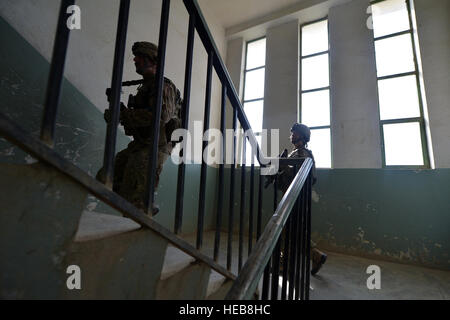 Les membres du 755e Escadron des Forces de sécurité de la Force expéditionnaire du Canada Équipe de Reaper 1 Entrez une école locale de l'air près de Bagram, en Afghanistan, le 11 mars 2013. Les équipes de Reaper effectuer des patrouilles près de Bagram Airfield à la lutte contre les engins explosifs improvisés et les attaques de tir indirect, et à s'impliquer dans la protection de l'appui des gens de la base. Chris Willis) Senior Airman Banque D'Images