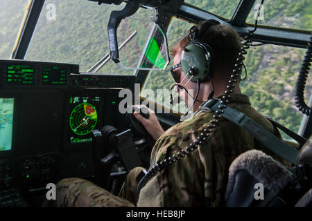 U.S. Air Force Le Capitaine Éric mai, 75e Escadron de transport aérien expéditionnaire C-130J Super Hercules co-pilote, l'avion vole le 21 juin 2014, sur l'Afrique orientale. L'équipage du C-130J a été le transport du personnel et du matériel à l'appui de la Combined Joint Task Force-Horn of Africa a pour mission de stabilisation et de renforcement de la sécurité en Afrique de l'Est. Airman Senior Riley Johnson) Banque D'Images