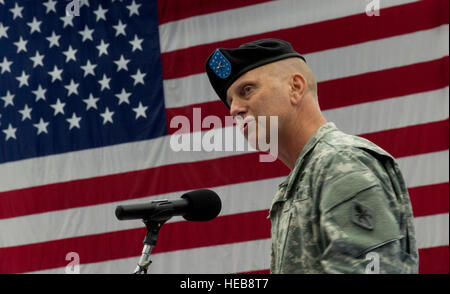 Le brigadier de l'armée. Le Général Mark Spindler, commandant de la Police militaire canadienne, originaire de Fort Leonard Wood, Mo., parle de tradition et de service honorable pendant la cérémonie d'inactivation de la 793e Bataillon de la Police militaire, 2e Brigade du génie, de l'armée américaine en Alaska, au centre de remise en forme physique Buckner sur Joint Base Elmendorf-Richardson, Alaska, le jeudi, Août 28, 2014. Le 793e Bataillon de la Police militaire a été activé le 26 décembre 1942, au Camp Maxey, Texas. Le 793e Bataillon de la Police militaire a été sur près de 72 années de service consécutives, et déployé sur le théâtre européen de Operati Banque D'Images