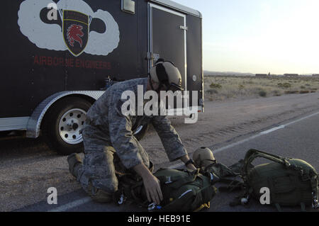 Un artisan aéroporté de protection contre les incendies avec le 820th Airborne Red Horse Squadron a effectué une inspection avant saut de l'équipement à la base aérienne de Nellis, Nevada, le 15 avril, démontrant des opérations aéroportées spécialisées utilisant des engins aéroportés qualifiés plus légers. Banque D'Images