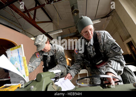 Le sergent-major de l'armée. Lien Dalene (à gauche), 82e équipe de soutien civil sous-officier responsable de la décontamination, et Sgt. 1re classe Marcia Hento, 82e CST sous-officier responsable de l'approvisionnement, l'installation d'une zone de décontamination lors d'un exercice d'entraînement de Ellsworth Air Force Base, S.D., janv. 8, 2014. La 82e équipe de la CST se compose de 22 personnes qui sont formés pour aider les autorités en réponse à des agents chimiques, biologiques, radiologiques, nucléaires et explosives de menaces. Airman Senior Zachary Hada Banque D'Images