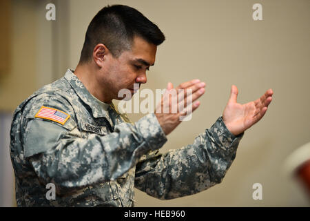 2e Armée américaine, le Lieutenant Richard Henebry, U.S. Army Doctrine de formation et de commandement de la direction de la bande dirige l'harmonie à Fort Eustis en Virginie, le 1 er juin 2015. Henebry, menée le groupe tout au long de la répétition répéter plusieurs sections pour la "musique sous les étoiles", une série de concerts d'été qui commence le 4 juin et se terminera le 27 août. Airman principal Kimberly Nagle Banque D'Images