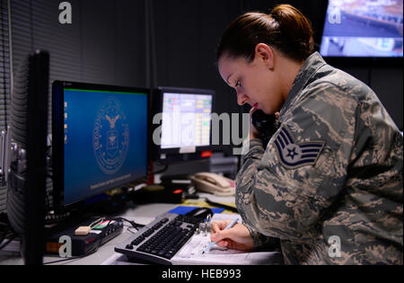 Le s.. Erica Johnson, 86e Escadre de transport aérien principal poste de commandement des actions d'urgence, le contrôleur prend un rapport le 3 décembre 2015, à la base aérienne de Ramstein, en Allemagne. La 86e CP AW est le plus grand gestionnaire de rapports dans les Forces aériennes américaines en Europe soutenir cinq ailes, 12 groupes, 57 escadrons, six bases et 39 unités séparées géographiquement. Navigant de première classe Tryphena Mayhugh) Banque D'Images