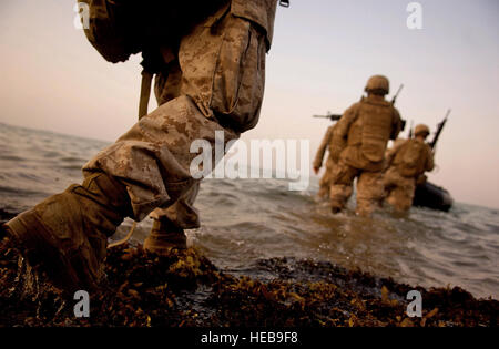 Les marines se préparent à bord d'un radeau Zodiac 12 septembre 2008, après avoir procédé à un exercice d'un grand nombre de blessés à l'ambassade des États-Unis dans la ville de Djibouti, Djibouti. Les marines sont à partir de la 8e compagnie de sécurité provisoire déployées pour Combined Joint Task Force - Corne de l'Afrique. Banque D'Images