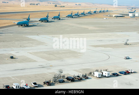 U.S. Air Force aéronefs affectés à la 60e Escadre de mobilité aérienne line up avant le décollage à Travis Air Force Base, en Californie, le 11 septembre 2013, dans le cadre de la liberté de lancer en hommage aux victimes des attaques terroristes du 11 septembre. Le premier avion a décollé à 8 h 46, le même temps, les terroristes s'est écrasé le vol 11 d'American Airlines sur la tour nord du World Trade Center, avec les 21 autres appareils et dispositifs pour le lancement de suite au cours d'un 36 minutes de temps. Des terroristes ont détourné quatre avions de transport de passagers le 11 septembre 2001. Deux de ces appareils ont été délibérément écrasé dans le World Trade Center à New York ; Banque D'Images