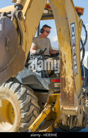 Un technicien des chaussées et de l'équipement du 455e Escadron expéditionnaire du génie civil exploite une pelleteuse à Bagram Air Field, Afghanistan, le 4 novembre 2015, préparant une zone pour le coulage de ciment à l'appui d'un grand projet de construction de structure d'entretien. Banque D'Images