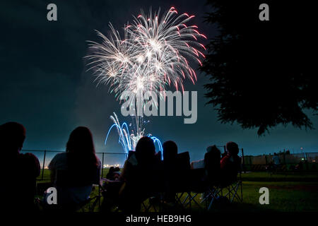 YOKOTA AIR BASE, Japon -- spectateurs regarder un feu d'artifice à la fin de la 374e Escadron de soutien de la Force de l'Amérique en fête Festival 2 juillet 2011, à Yokota Air Base, le Japon. Le festival annuel donne un avant-goût de résidents Yokota accueil en l'honneur du jour de l'indépendance. Le s.. Samuel Morse) Banque D'Images