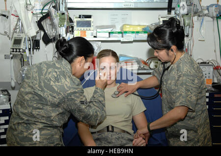 Munar Diana Navigant de première classe et le Major Leila von Kreitor, tous deux de l'expéditionnaire du 332e Groupe médical, prendre des paramètres vitaux sur un patient à l'Air Force à l'hôpital Théâtre Joint Base Balad, de l'Iraq. Von Kreitor a décidé de rejoindre l'Armée de l'air après l'impuissant pendant les attaques du 11 septembre à New York. Munar est déployé à partir de la Lackland Air Force Base, Texas, et est originaire de Lake Grove, N.Y. Von Kreitor est déployée à partir d'Andrews AFB, Md., et est originaire de Staten Island, New York) Banque D'Images