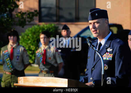 Les aviateurs de la 169e Escadre de chasse, McEntire Joint National Guard Base, Caroline du Sud a tenu une cérémonie marquant le dixième anniversaire des attaques terroristes du 11 septembre. Le brig. Le Général R. Scott Williams a fait des remarques et des troupes de scouts et 9 737 en Caroline du Sud a déposé une gerbe de cérémonie marquant l'événement. Banque D'Images