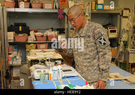 Le sergent de l'armée américaine. Benjamin Chou, originaire de Salt Lake City, le sous-officier responsable de l'Advanced Trauma Life Support Section du 934e de l'avant de l'équipe chirurgicale, inspecte les instruments médicaux avant de recevoir les patients à la base d'opérations avancée Sharana, le 9 septembre prochain. Chou fournit l'unité de vie traumatiques, des membres ou des soins de la vue pour les unités de la force de coalition, les civils afghans, membres des forces de sécurité nationales afghanes et toute autre personne touchée par les mesures de guerre, peu importe comment et par qui ils ont été blessés. Normalement une unité mobile, la mission de la 934e LA TVF, une unité de réserve de sa Banque D'Images