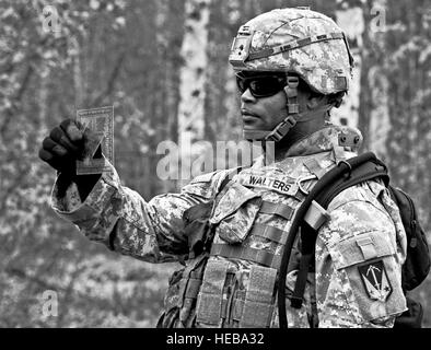 JOINT BASE ELMENDORF-RICHARDSON, Alaska -- SPC. Christopher Walters, 95e compagnie de produits chimiques, ingénieur 2d, Brigade de Ridgeland, S.C., assure qu'il est à l'aide de l'échelle les coordonnées sur son site d'angles comme l'unité mène des land navigation formation à base d'opérations avancée Grizzly, JBER-Richardson, le 29 septembre dernier. Les soldats ont utilisé leurs compétences au cours de tracé à l'aide d'une Boussole multifonctionnel lensatic compas randonnée waterproof, rapporteur, et un 1:50 000 carte pour naviguer et localiser les points en utilisant les coordonnées fournies. La formation donne aux soldats de la confiance pour naviguer en terrain irrégulier, et joue un rôle essentiel dans Banque D'Images