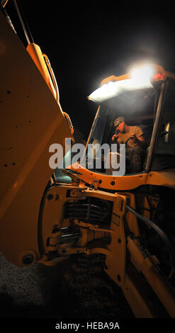 Le s.. Benjamin Bagnato, 379e Escadron expéditionnaire Ingénieur civil de l'opérateur d'équipement lourd, de creuser à l'aide d'une chargeuse-pelleteuse JCB 3CX durant les travaux de réparation sur une ligne à haute tension, le 27 septembre, dans un endroit inconnu en Asie du Sud-Ouest. Boyz 'taxi truck', comme ils sont affectueusement connu, effectuer une série de tâches d'inclure les débris d'objets disparates, sur des routes, des stationnements et des pistes, la mise en place des tonnes de gravier et de terre, et l'excavation de tranchées pour les lignes électriques et de plomberie. Bagnato, originaire de Jackson, au Mississippi, est déployée à partir de Kadena Air Base, au Japon. Banque D'Images
