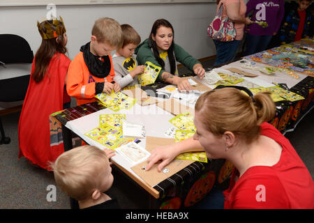 SPANGDAHLEM AIR BASE, Allemagne - Les enfants décorer trick or treat sacs au 52e Escadron de soutien de la Force aérienne et de la famille Centre de préparation comme une partie de la famille Citrouille déployée le 24 octobre 2013. La famille déployée de citrouille est un événement annuel qui permet aux membres de la famille de Spangdahlem et leurs enfants à venir et de choisir une citrouille à le découper pour l'Halloween. Le s.. Christopher Ruano Banque D'Images