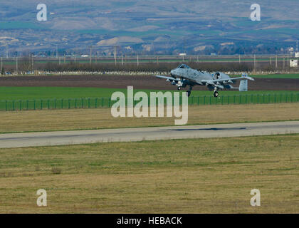 La U.S. Air Force A-10 Thunderbolt II pilote désigné pour le 354e Escadron expéditionnaire décolle de la piste lors d'un déploiement de package de sécurité théâtre à Campia Turzii, la Roumanie, le 1er avril 2015. Les aviateurs américains s'entraîneront aux côtés de l'OTAN pour renforcer l'interopérabilité et de démontrer l'engagement américain pour la sécurité et la stabilité de l'Europe. Le s.. Joe W. McFadden Banque D'Images