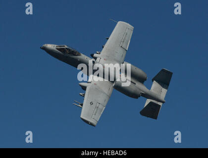 La U.S. Air Force A-10 Thunderbolt II affecté à la 354e Escadron expéditionnaire vole pendant un déploiement de package de sécurité théâtre à Campia Turzii, la Roumanie, le 1er avril 2015. L'aéronef se déployer avant d'endroits dans l'Est Les pays européens de l'OTAN dans le cadre de la c. à thé. Le s.. Joe W. McFadden Banque D'Images