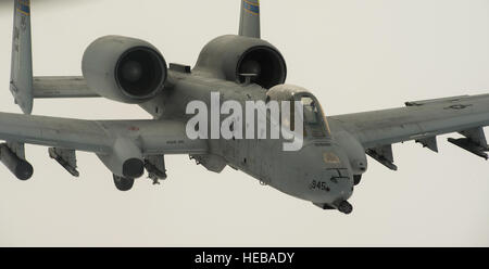 Un pilote de la 354e Escadron expéditionnaire vole un A-10 Thunderbolt II lors d'une sortie d'entraînement au-dessus des Pays-Bas, le 25 mars 2015. L'A-10 déployés dans le cadre d'une trousse de sécurité dans le théâtre à l'appui de l'opération Atlantic résoudre. Le déploiement de pompiers de toute la région mettent en évidence d'autres forces aptes au combat pour l'Europe, qui sont en mesure de répondre à une vaste gamme d'opérations. La présence en Europe de l'avant aux États-Unis donne l'infrastructure de soutien pour augmenter la force actuelle et construire de nouveaux partenariats et plus profond à travers le continent. Damon Kasb Senior Airman Banque D'Images