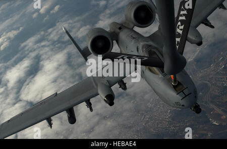 Un KC-135 Stratotanker à partir de la 100e Escadre de ravitaillement aérien ravitaille un 354e Escadron expéditionnaire A-10 Thunderbolt II ci-dessus Base aérienne de Ramstein, en Allemagne, le 26 mars 2015. L'A-10 déployés dans le cadre d'une trousse de sécurité dans le théâtre à l'appui de l'opération Atlantic résoudre. Les déploiements de TSP sont possibles avec le plan d'accès fourni par l'infrastructure, le soutien de la nation hôte et relation au États-Unis et installations de la nation hôte. Les membres en service de Ramstein Air Base, Spangdahlem, en Allemagne, et de la Royal Air Force Mildenhall, Angleterre, ont tous participé à la transformation en formation. Aircre Banque D'Images