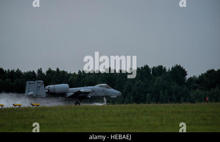 La U.S. Air Force A-10 Thunderbolt II attaque pilote avion affecté à la 354e Escadron expéditionnaire décolle de la piste lors d'un déploiement de package de sécurité de théâtre à la base aérienne de Lask, Pologne, le 9 juillet 2015. L'A-10 prend en charge des missions de l'US Air Force dans le monde entier dans le cadre de l'inventaire des plates-formes de grève, y compris les F-15 Eagle et F-16 Fighting Falcon d'avions de chasse dans le cadre de la c. à thé. Le s.. Christopher Ruano Banque D'Images