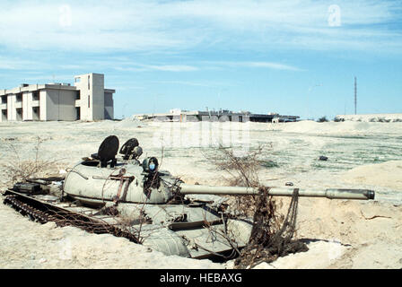 Un Irakien T-55 char de combat principal se trouve abandonné près d'un champ après le retrait des forces iraquiennes du Koweït pendant l'opération Tempête du désert. Banque D'Images