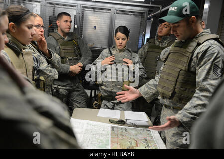 U.S. Air Force Tech. Le Sgt. Henry Hoegen, droite, un photojournaliste avec le 1er escadron de la Caméra de combat aviateurs, indique à l'assigné à la 1ère, 2ème et 3ème escadrons de la Caméra de combat sur la lecture de carte au cours d'une capacité à survivre et à l'exploitation de l'exercice dans une base commune Charleston, S.C., le 7 janvier 2014. Le s.. Jocelyn A. Ford Banque D'Images