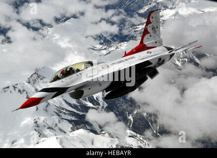 Le Major Curtis Doughtery, une fente pour le pilote des Thunderbirds, banques à travers les montagnes Rocheuses après avoir été ravitaillé en vol par un KC-135 Stratotanker de McConnell Air Force Base, Kan., 21 mai 2015. Le KC-135 a été l'un des deux navires-citernes McConnell fournissant ravitaillement en vol de fond pour appuyer les Thunderbirds. Le capitaine Zach Anderson) Banque D'Images