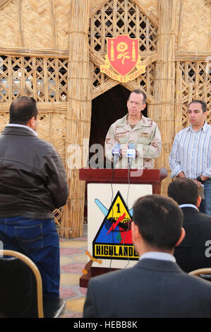 Adm. Mike Mullen, chef d'état-major interarmées, répond aux questions de journalistes iraquiens en face d'un mudhif -- un lieu de rencontre traditionnel pour les Arabes des marais du sud de l'Irak -- au cours d'une visite avec 4e Brigade, 1e Division blindée de l'exploitation d'urgence à l'additionneur de base près de Nassiriya, de l'Iraq. Mullen s'est réuni avec les forces de sécurité irakiennes, les généraux, les juges locaux et les chefs d'Équipe de reconstruction provinciale à une réunion organisée par le colonel Peter Newell, qui est à la tête d'une brigade d'aider et de conseiller dans les provinces de Dhi Qar, Maysan, et Muthanna. Le sergent-chef. Darrell Habisch ; 4BCT-1AD) Banque D'Images