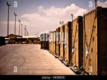 Palettes de fret s'asseoir dans le 455 e Escadron expéditionnaire de port du fret aérien de cour en attente d'être chargées à l'air de Bagram, en Afghanistan, le 8 juin 2012. Avec du personnel 455 processus de PAE plus d'un million de livres de marchandises chaque jour à l'appui d'entreprises américaines et les forces de la coalition opérant en Afghanistan. Banque D'Images