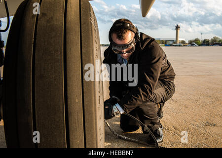 Tech. Le Sgt. Michael Moomaw, 89e Airlift Wing flying chef d'équipage, utilise un manomètre pour contrôler la pression des pneus à C-40 Joint Base Andrews, dans le Maryland, le 22 avril 2015, que les procédures de pré-vol avant une mission de transport aérien spécial à l'Arménie. Moomaw maintient, prépare, lance et retrouve SAM aircraft pour le 1er Escadron de transport aérien. Plutôt que de l'uniforme typique des responsables de l'Armée de l'air, 89e Escadre de transport aérien les FCC travaillent généralement à l'Air Force 'Blues' uniformes ou de costumes-cravates. Le conseiller-maître Sgt. Kevin Wallace/) Banque D'Images