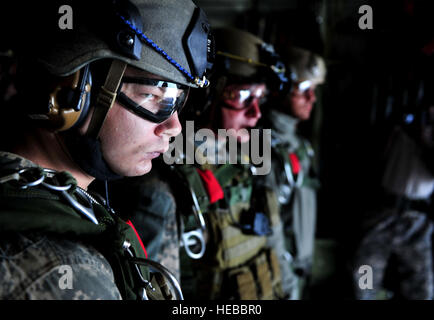 Des soldats des forces spéciales de l'armée américaine de se préparer à une ouverture basse sauter de la Royal Air Force C-130K Hercules lors d'Emerald Warrior 2012 à Hurlburt Field, en Floride, le 4 mars 2012. Emerald Warrior est un cadre commun/exercice tactique combinée parrainé par U.S. Special Operations Command conçu pour tirer parti des enseignements tirés des opérations Enduring Freedom et l'Iraq de fournir formés et prêts pour les commandants de combat des forces canadiennes. Navigant de première classe Matthieu Bruch, U.S. Air Force Banque D'Images