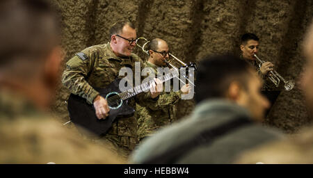 Le sergent de l'US Air Force. Joshua Byrd, gauche, effectue avec le sergent de l'armée américaine. Brad Leja, centre, et 1er Sgt. Gary Yurgans, droite, tous sont membres de la Musique centrale des Forces canadiennes de l'US Air Force 'Total', lors d'une performance pour le 451e Escadron des communications de la Force expéditionnaire du Canada le 20 décembre 2012, à l'aérodrome de Kandahar, Afghanistan. Trois musiciens de l'armée ont été intégrés dans le groupe pendant la tournée de prendre la bande véritablement une force totale. La ville natale de Byrd est New London, de l'Iowa. La ville natale de Leja est Orlando, en Floride Le s.. Jonathan Snyder) Banque D'Images