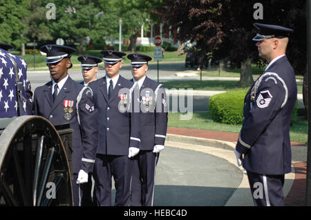 Une organisation statutaire dans la garde d'honneur de l'USAF se présente comme le pendant d'un honneur NCOIC enterrement au Cimetière National d'Arlington. Banque D'Images