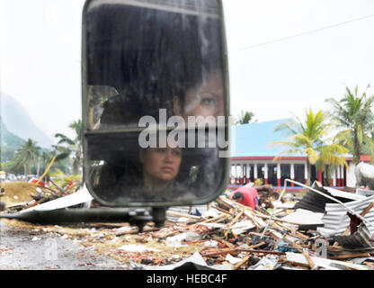 Tech. Le Sgt. Carissa Maxson évalue les dégâts sur le littoral de Pago Pago, Samoa américaines, comme elle se rend le 1er octobre 2009. Le sergent Maxson effectue des évaluations de la zone Après un tsunami a causé des dommages structuraux à l'île le 29 septembre, 2009. Elle est affectée à la Florida Air National Guard 154e du groupe médical, chimiques, biologiques, radiologiques, nucléaires et explosifs de la Force de réaction de l'amélioré. (U.S. Air Force photo/Tech Sgt. Cohen A. Young) Banque D'Images