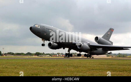 ROYAL AIR FORCE MIDENHALL, Angleterre -- UN KC-10 Extender de Travis Air Force Base, en Californie, prend son envol sur une mission. La 100e Escadre de ravitaillement en vol ici offre un soutien opérationnel et la base sert de point de transit pour le personnel, d'aéronefs et d'équipements destinés à l'Europe, d'Afrique et d'Asie du Sud-Ouest. (U.S. Air Force photo par un membre de la 1re classe Meghan Geis) Banque D'Images