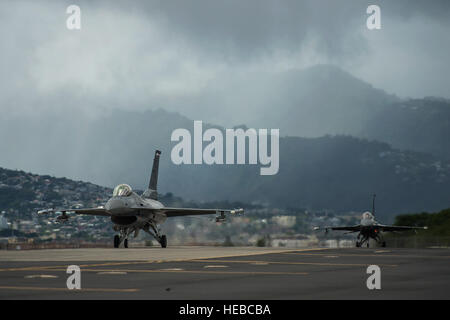 U.S. Air Force F-16 Fighting Falcon aéronefs affectés à la 301e Escadre de chasse de désarmer les approches missiles durant l'exercice Rim of the Pacific (RIMPAC) 2014 Pearl at Joint Base Harbor-Hickam, New York, le 12 juillet 2014. L'EXERCICE RIMPAC est une flotte américaine du Pacifique a organisé l'exercice maritime multinational biennal destiné à encourager et soutenir la coopération internationale sur la sécurité des océans du monde. (U.S. Air Force photo de James Richardson/Senior Airman publié) Banque D'Images