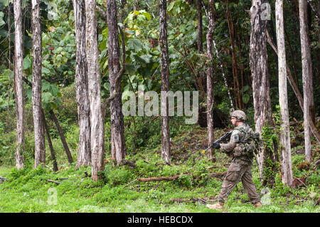 La CPS de l'armée américaine. Cruser Barnes, 1er escadron, le 299e régiment de cavalerie, Texas Army National Guard (HIARNG) traverse la région VII terrain pendant la compétition meilleur guerrier (BWC) le 5 mai 2015, à la réserve militaire Keaukaha, New York. Garde de l'Arizona, Californie, Colorado, Guam, Nevada, Nouveau-Mexique, Utah et Washington ont participé au cours de la compétition pour avoir la chance de participer à la Garde nationale sur les armes biologiques plus tard cette année. (U.S. Photo de l'Armée de l'air par le sergent. Christopher Hubenthal) Banque D'Images