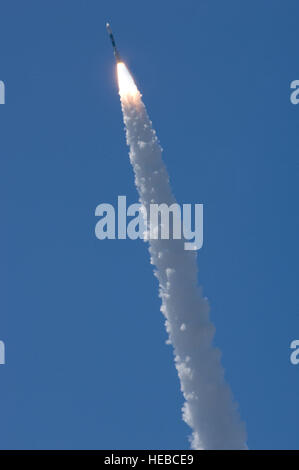 VANDENBERG Air Force Base, Californie-- Vandenberg a lancé avec succès une fusée Delta II à partir de l'espace complexe de lancement-2 5 mai à 1:24 p.m. le Rocket a effectué un satellite expérimental pour l'espace de l'Agence de défense antimissile et de suivi du système de surveillance de la technologie avancée de la mission de réduction des risques. (U.S. Air Force photo/Navigant de première classe Heather R. Shaw) Banque D'Images