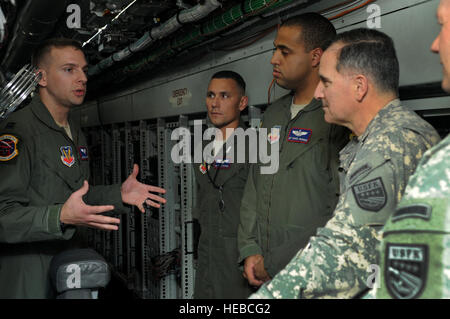 Le capitaine de l'US Air Force Jordan Matthews, 390e escadron du Renseignement agent d'intégration de l'information, les mémoires du général de l'armée américaine Curtis Scaparrotti, United States Forces Korea, commandant de la mission de la RC-135 Rivet Joint Aircraft. Scaparrotti est venu ici pour rencontrer les hommes et les femmes de la 18e Escadre et apprendre plus sur la mission et les capacités d'ailes à l'appui de l'USFK. (U.S. Photo de l'Armée de l'air par le sergent. L'Amber E. N. Jacobs) Banque D'Images