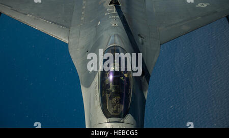 Un U.S. Air Force F-16 Fighting Falcon avec le 301e Escadron de chasse reçoit le combustible dans un KC-135 Stratotanker aéronefs, non illustré, affecté à la 507e Escadre de ravitaillement en vol, dans le ciel de New York le 22 juillet 2014, au cours de l'exercice RIMPAC 2014. L'EXERCICE RIMPAC est une flotte américaine du Pacifique a organisé l'exercice maritime multinational biennal destiné à encourager et soutenir la coopération internationale sur la sécurité des océans du monde. (U.S. Air Force photo de James Richardson/Senior Airman publié) Banque D'Images