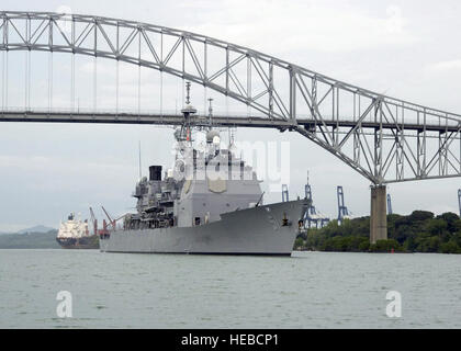 La Marine américaine (USN) classe Ticonderoga croiseur lance-missiles USS THOMAS S. GATES (CG 51) voiles sous le Pont des Amériques en tant qu'il quitte le port de Vasco Nunez de Balboa à mener en mer la partie de l'exercice PANAMAX 2005. 2005 PANAMAX est un exercice d'entraînement en défense du canal de Panama impliquant 15 pays. Banque D'Images