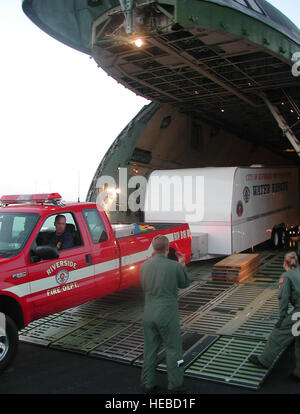 050831-F-7835B-001 de l'aéroport régional de Lafayette, Louisiane - Senior Airman Jonathan R. Ash et Tech. Le Sgt. M. Swedock Ava, 337e Escadron de transport aérien d'arrimeurs, aider un travailleur de l'Agence fédérale de gestion des urgences conduire un véhicule d'urgence d'un C-5 Galaxy 31 août. C-5s à partir d'Air Force Reserve Command a 439e Airlift Wing, Westover Air Reserve Base, Mass., transporté par les équipes de la FEMA, de la Californie jusqu'à la Louisiane en tant que partie de l'ouragan Katrina. (U.S. Air Force photo de Tech. Le Sgt. Andrew Biscoe) Banque D'Images