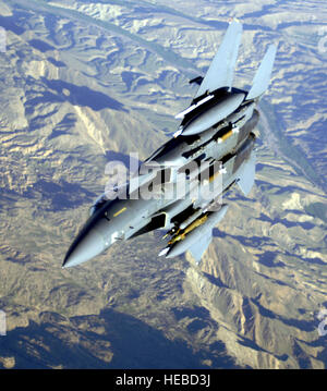 Un F-15E Strike Eagle monte sur les montagnes de l'Afghanistan à l'appui de l'opération Mountain Lion le mercredi 12 avril, 2006. L'équipage et les avions sont déployés dans le 336e Escadron expéditionnaire en Asie du sud-ouest à partir de la 4e Escadre de chasse à Seymour Johnson Air Force Base, N.C. (U.S. Air Force photo/Master Sgt. Lance Cheung) Banque D'Images